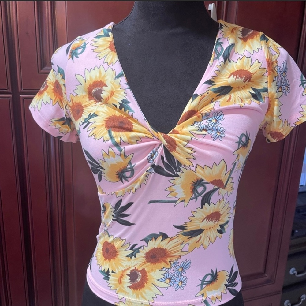 Super cute Forever 21 pink top with daisies !!